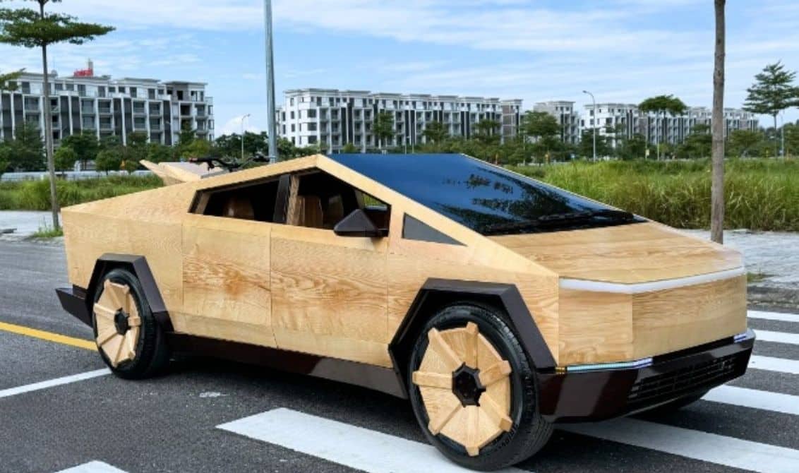 Vietnamlı marangoz ustası tahtadan Tesla Cybertruck üretti
