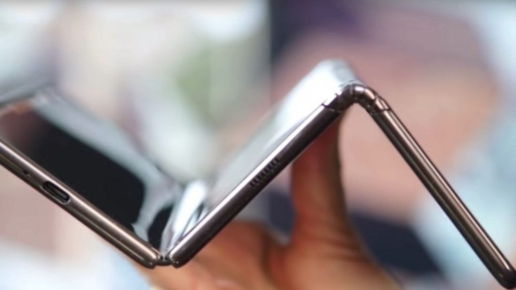 TCL, dünyanın ilk işlevsel üçe katlanabilir telefonunu tanıttı