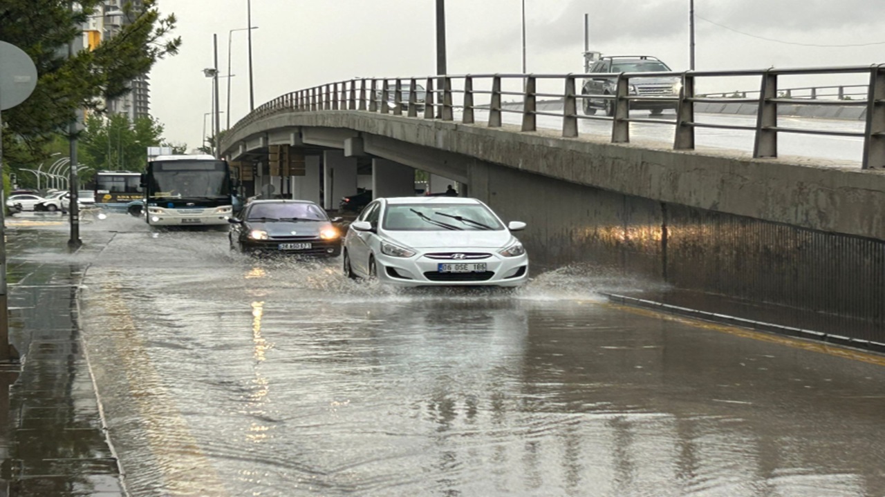 İzmir ve Antalya’da sel alarmı! Araçlar suda sürüklendi, 1 kişi kayboldu